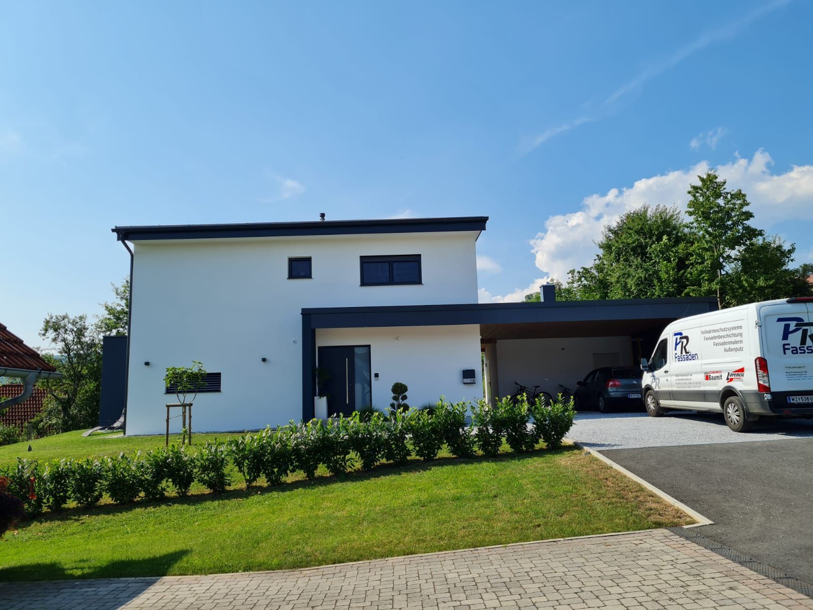 Haus mit weißer Fassade