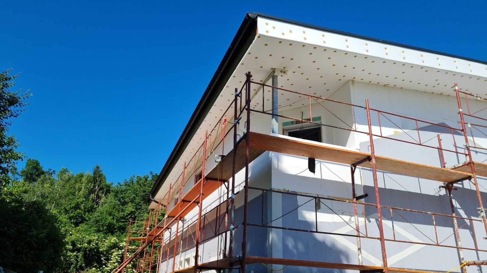 Es wird ein Haus mit Gerüst darum herum gebaut.