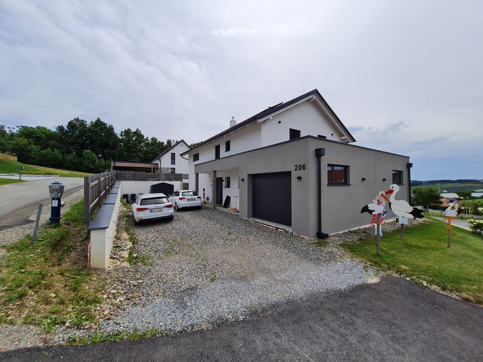 Ein Haus mit vielen davor geparkten Autos