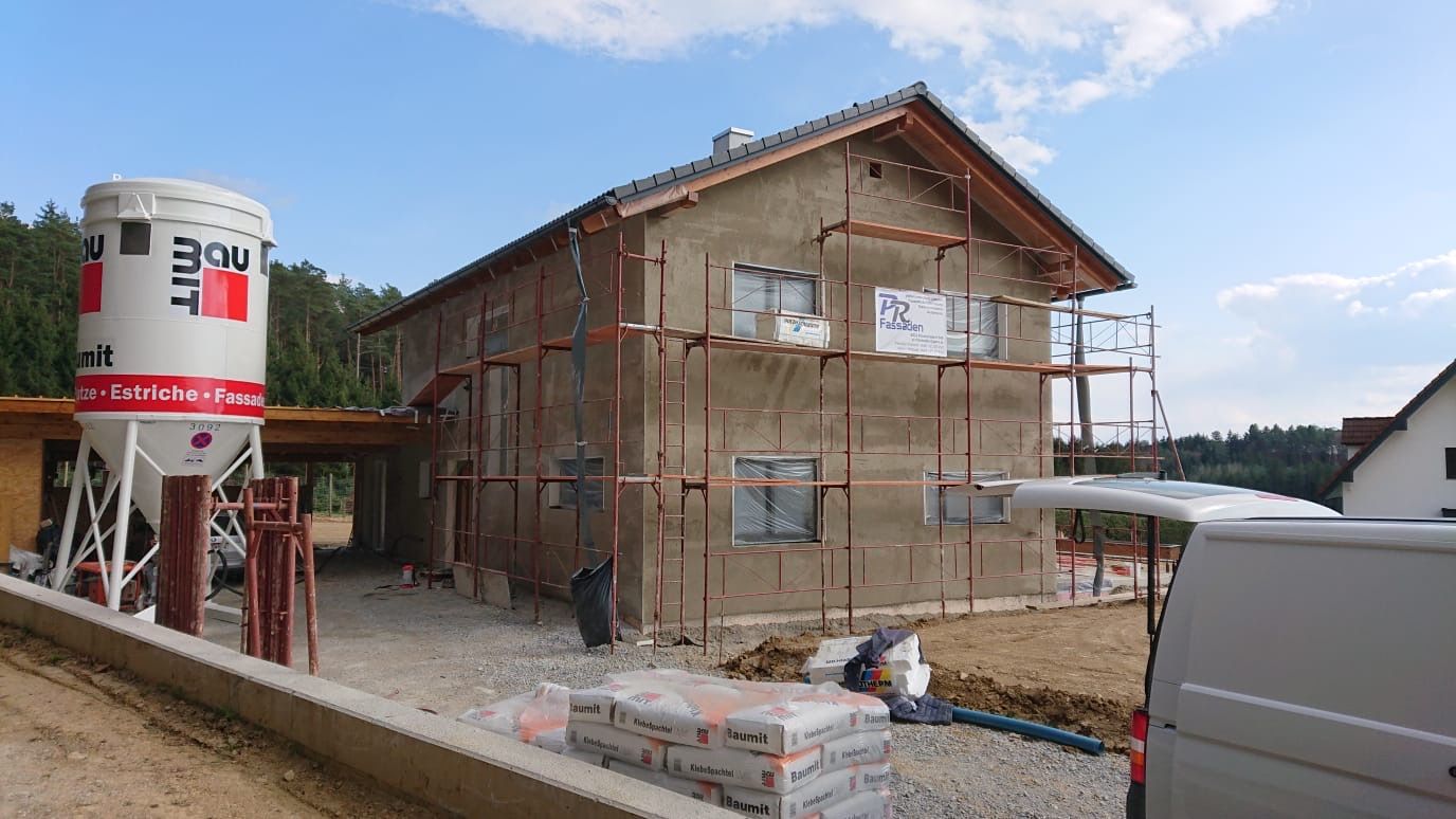 Haus mit Gerüst rundherum