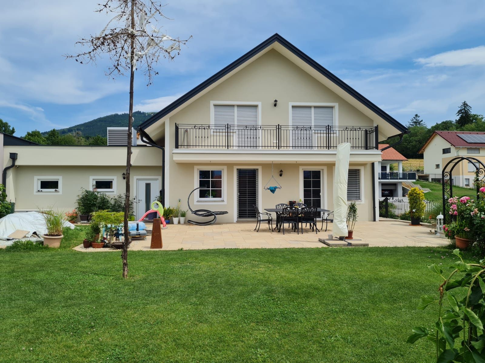 Ein großes Haus mit einer großen Wiese davor