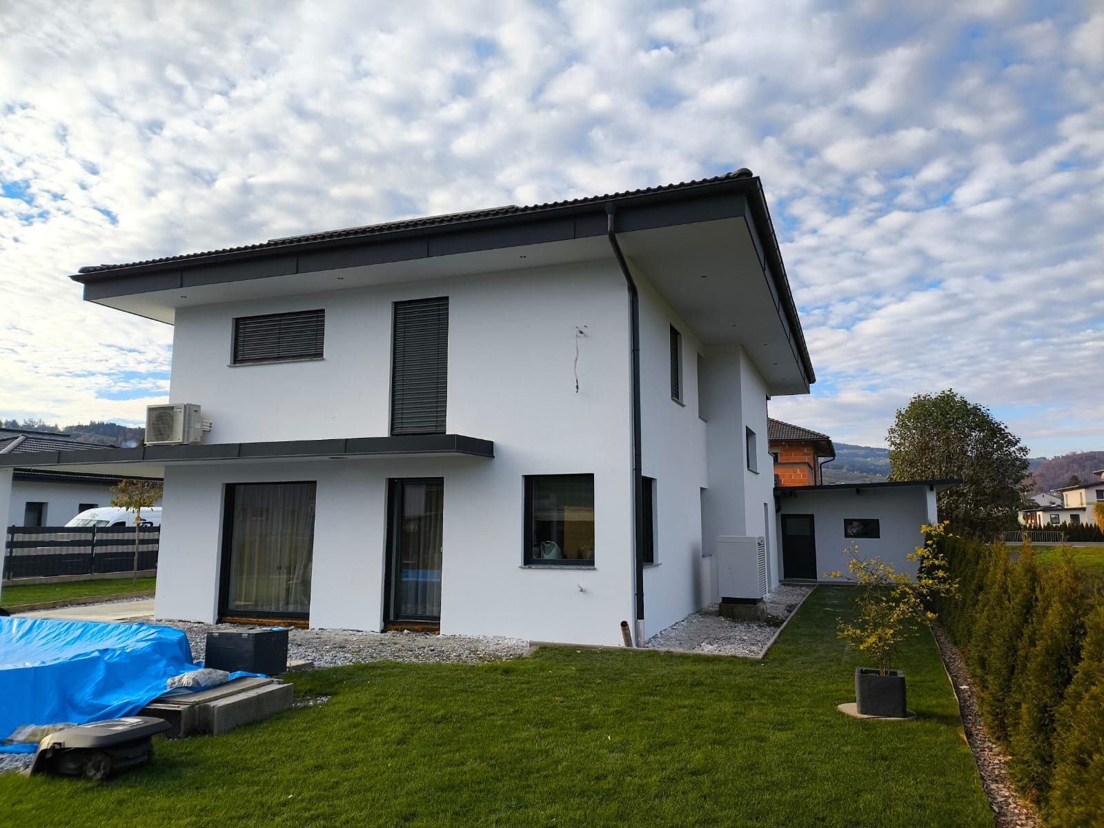 Ein weißes Haus mit einem Pool im Hinterhof