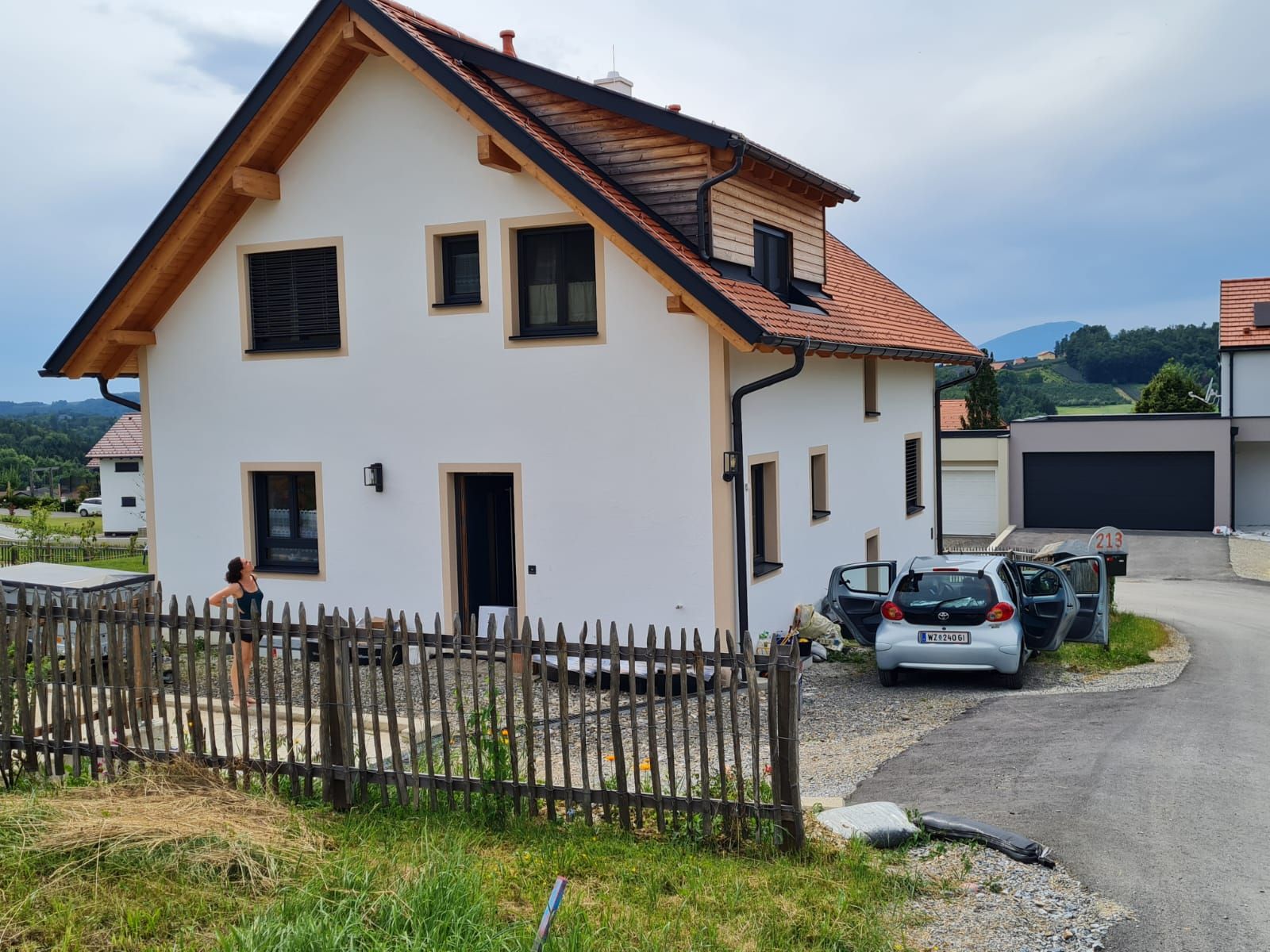 Ein weißes Haus mit davor geparkten Autos