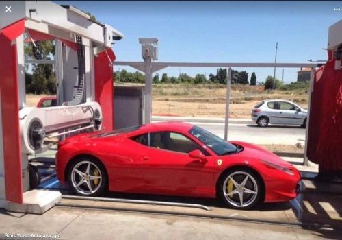 una Ferrari rossa all’autolavaggio