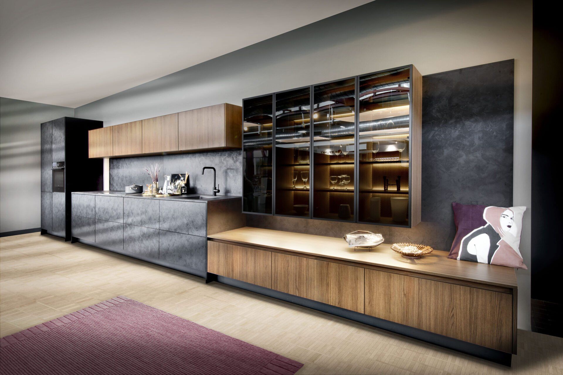 Een keuken met houten kasten en een paars tapijt.