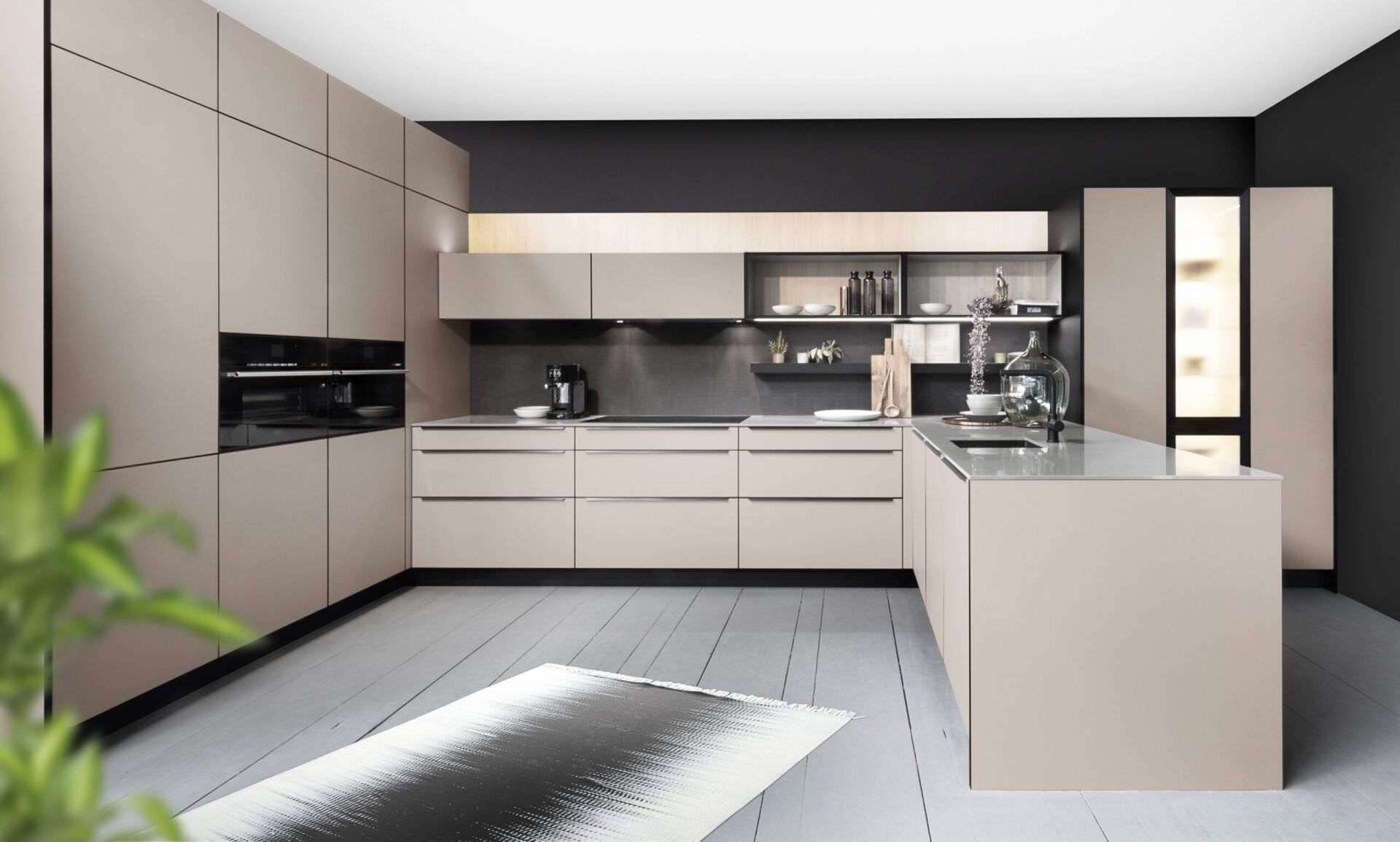 Een keuken met een groot kookeiland en veel kasten