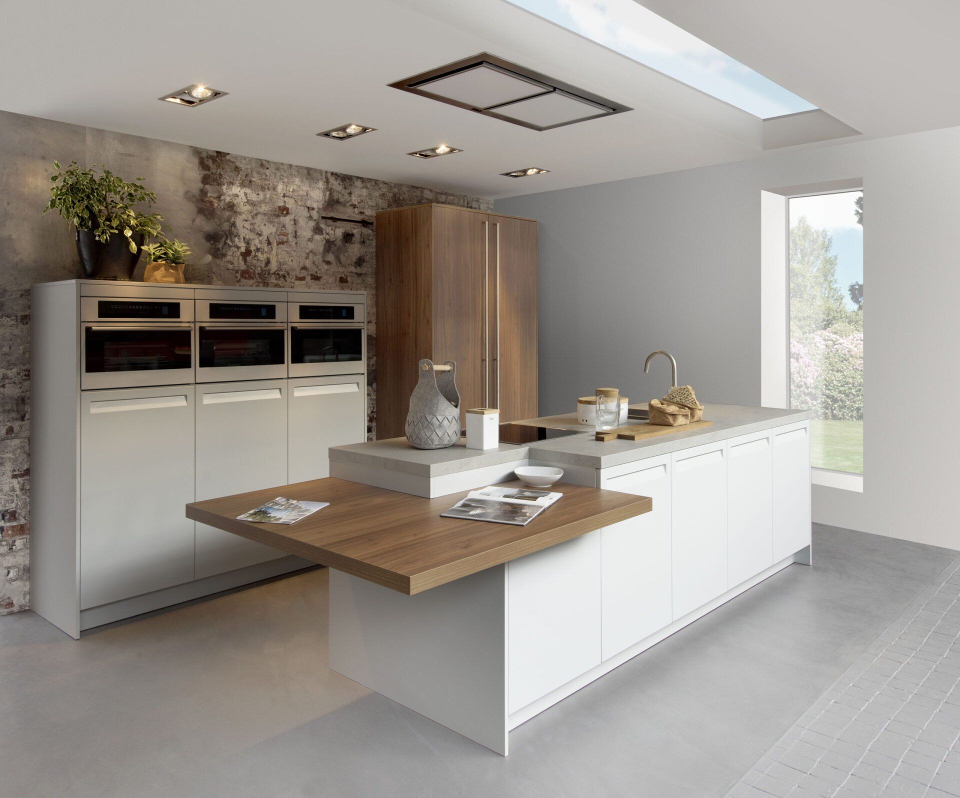 Een keuken met een groot kookeiland en een houten tafel