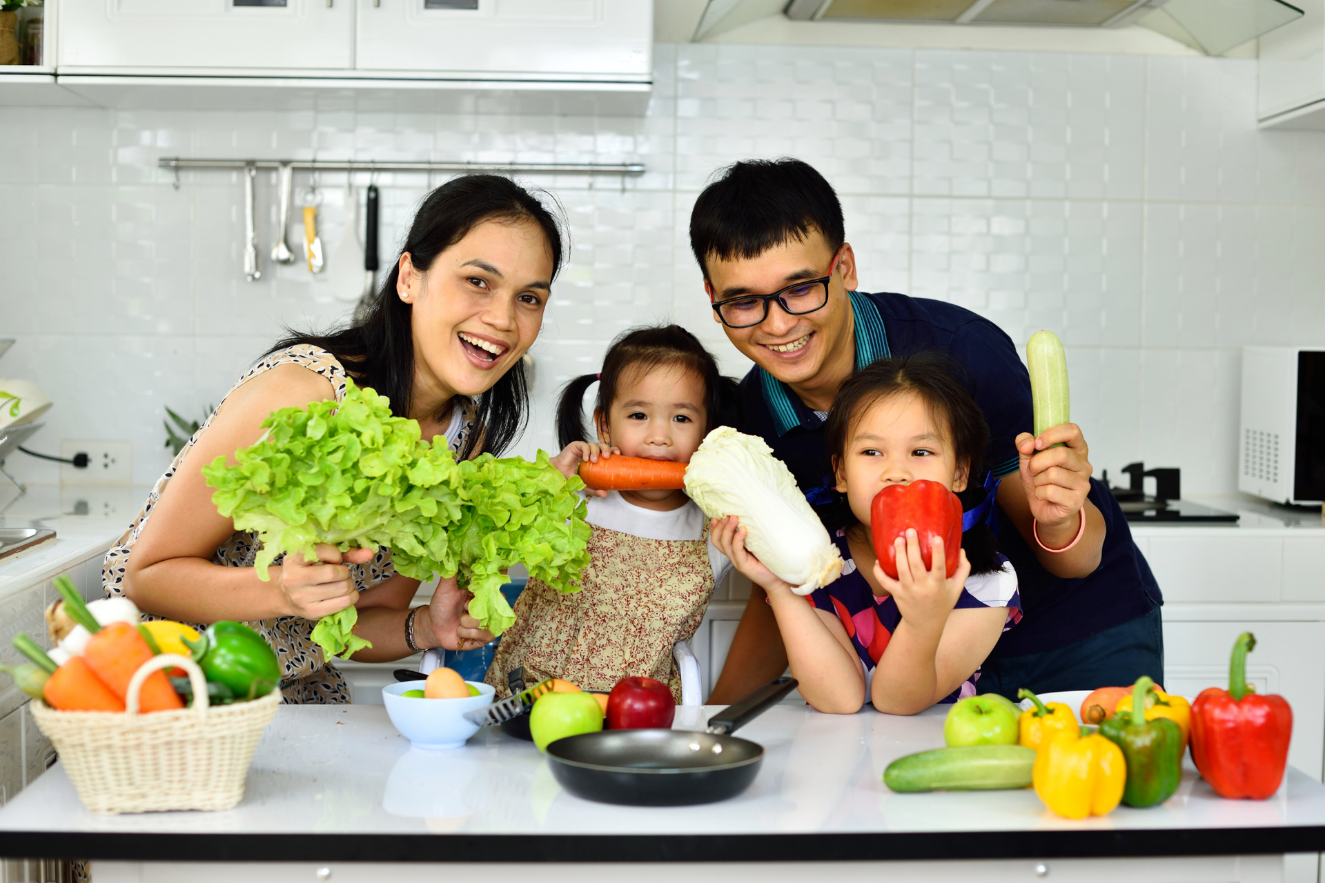 A family starting off the year 2026 by making heart-healthy meal ideas to naturally lower blood pressure.