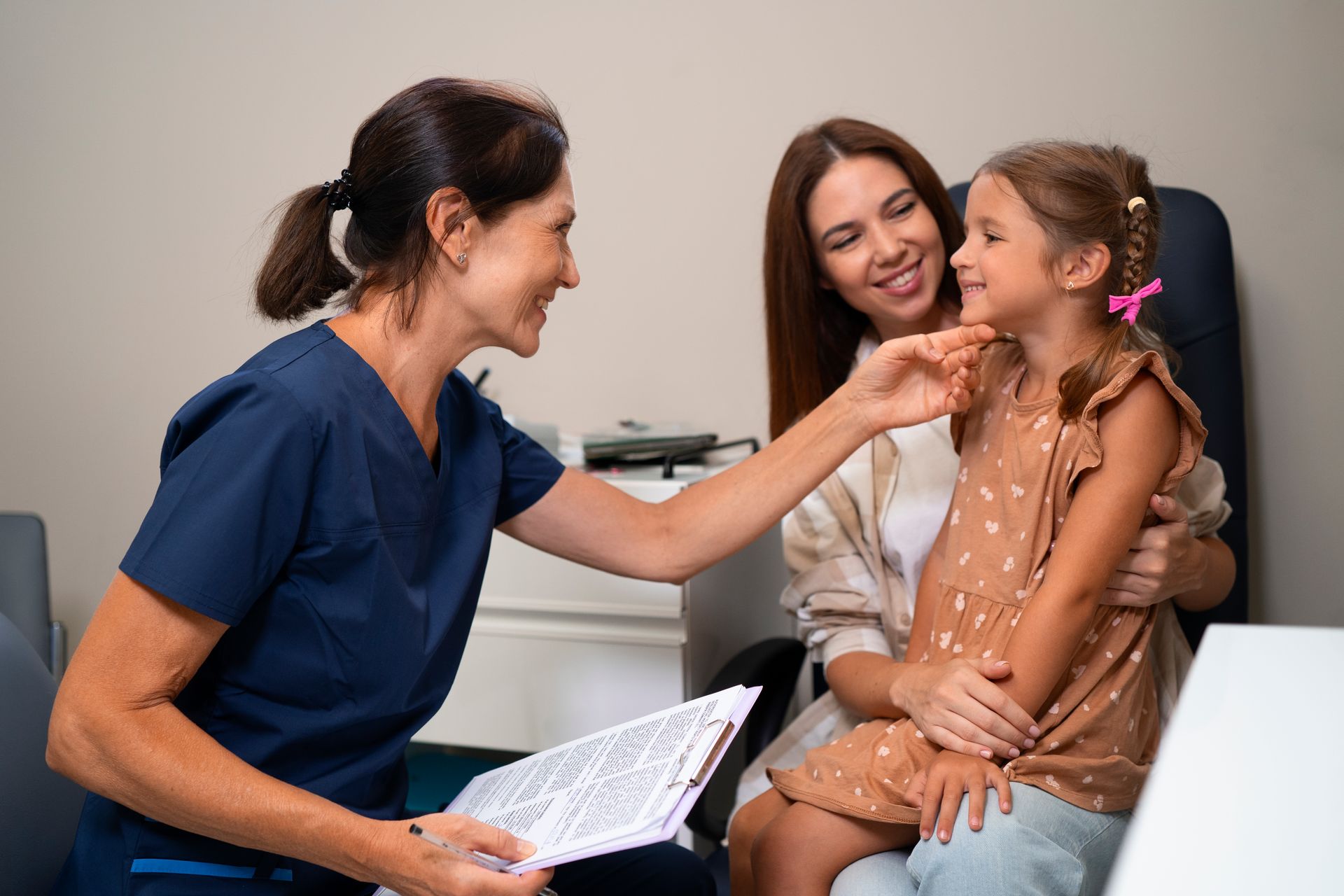 A family doctor sees a child patient and her mother. 