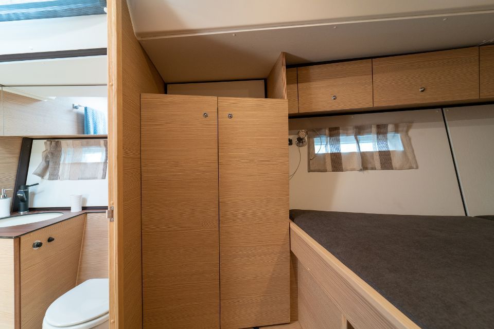 interni della barca Hydra