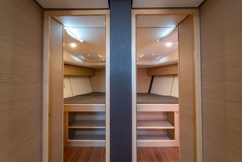 interni della barca a vela Hydra