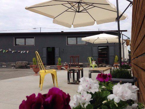 tavoli e ombrelloni in uno giardino esterno