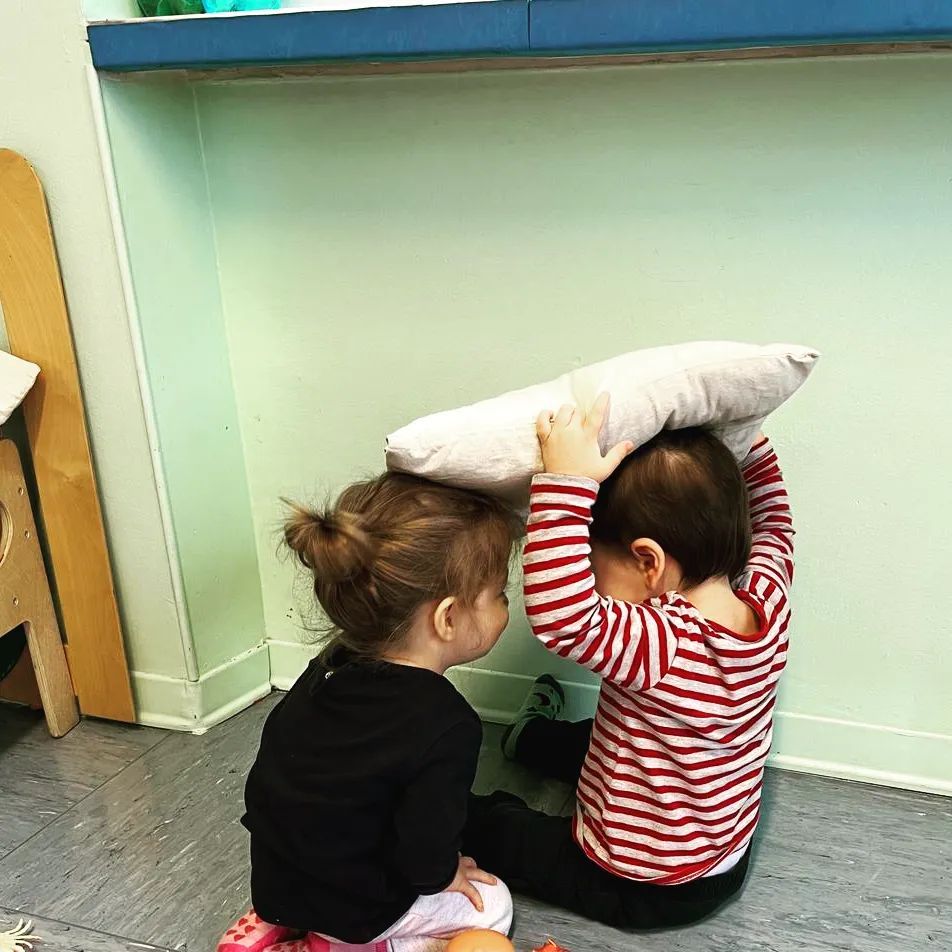 Momento di gioco fra bimbi