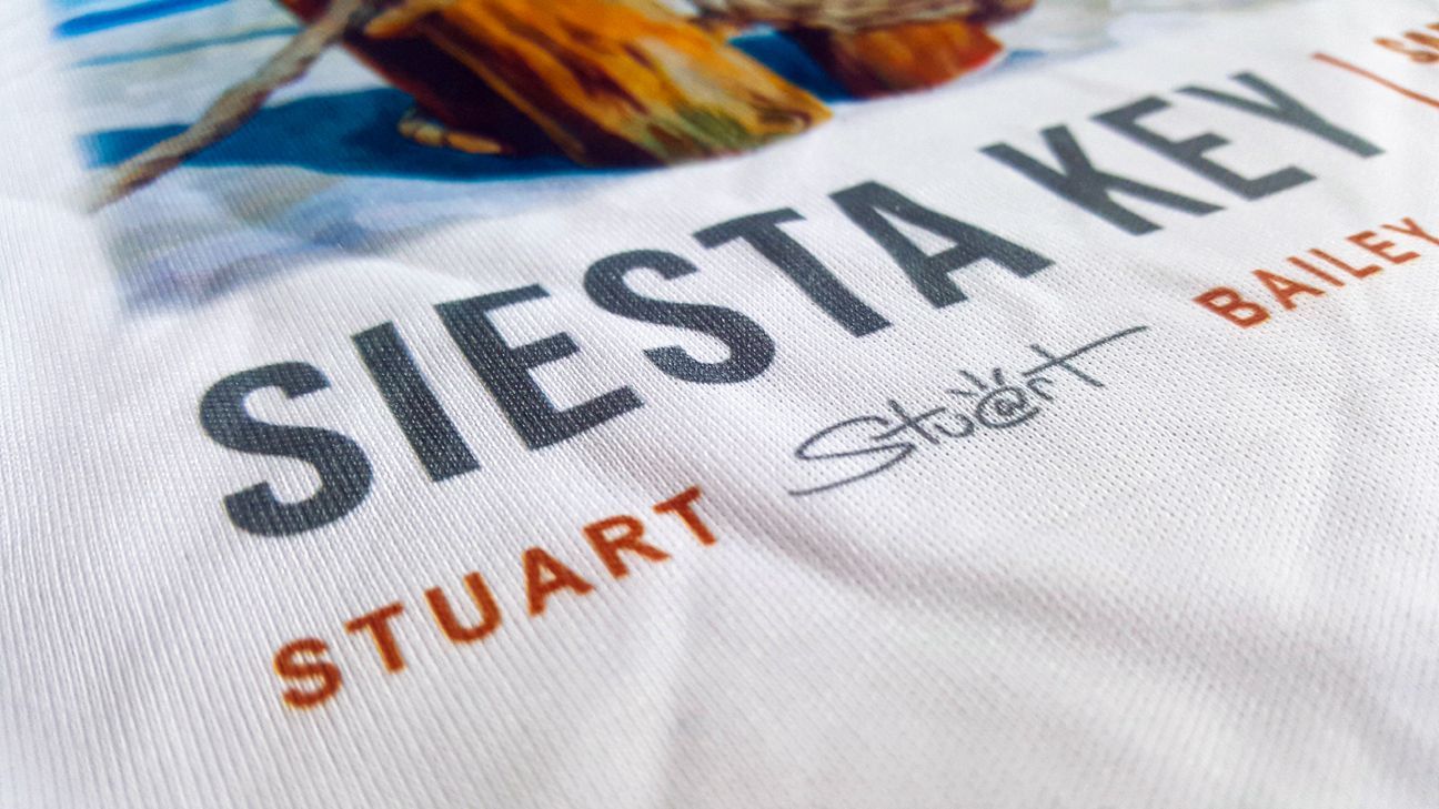 A t-shirt that says siesta key on it