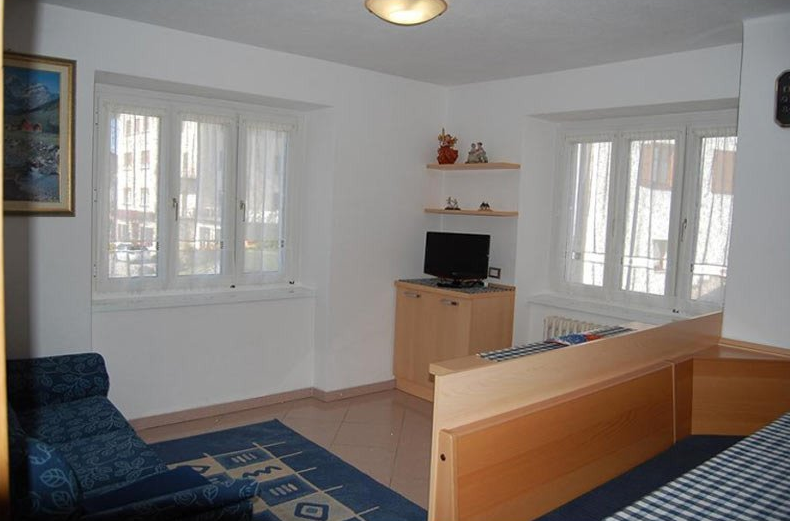 salone con divano e tv