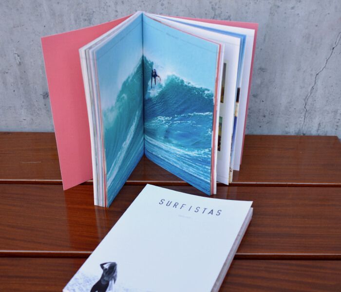 A book titled surfistas sits on a wooden table
