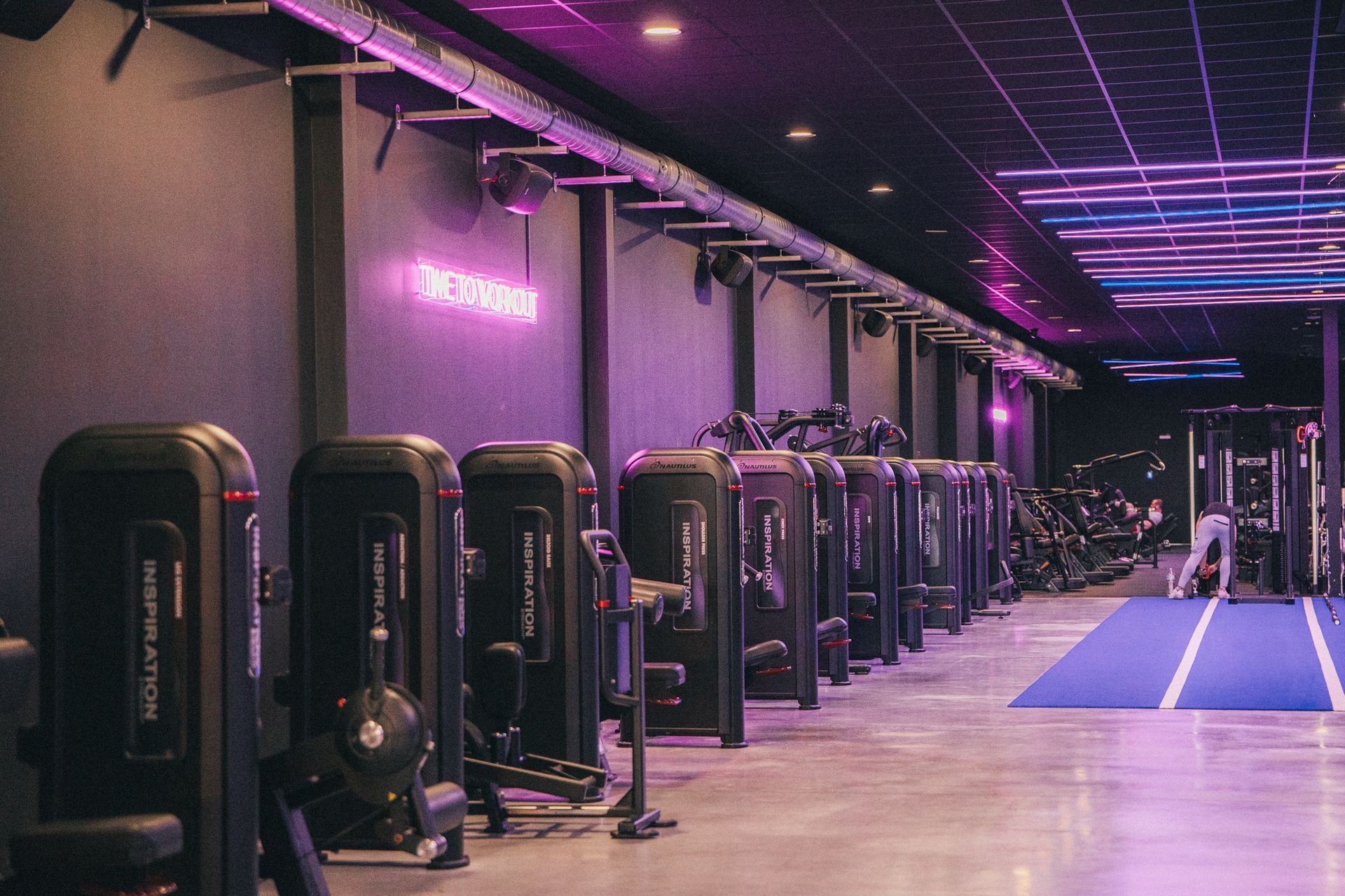 Een groep kettlebells staat op een tafel in een sportschool.