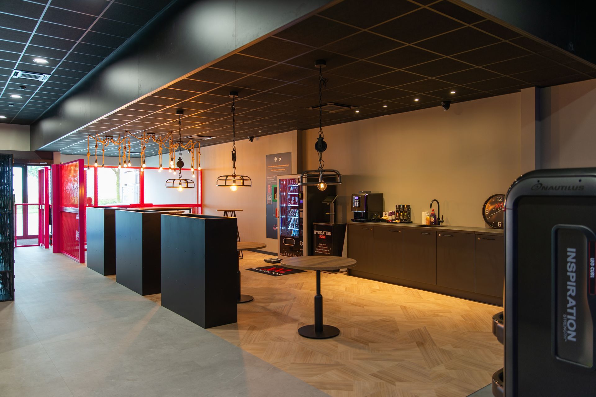 Een kamer met een plafond vol licht.