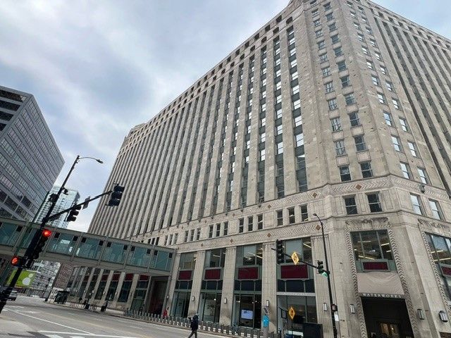 A photo of the Merchandise Mart, a towering, Art Deco building in Chicago.