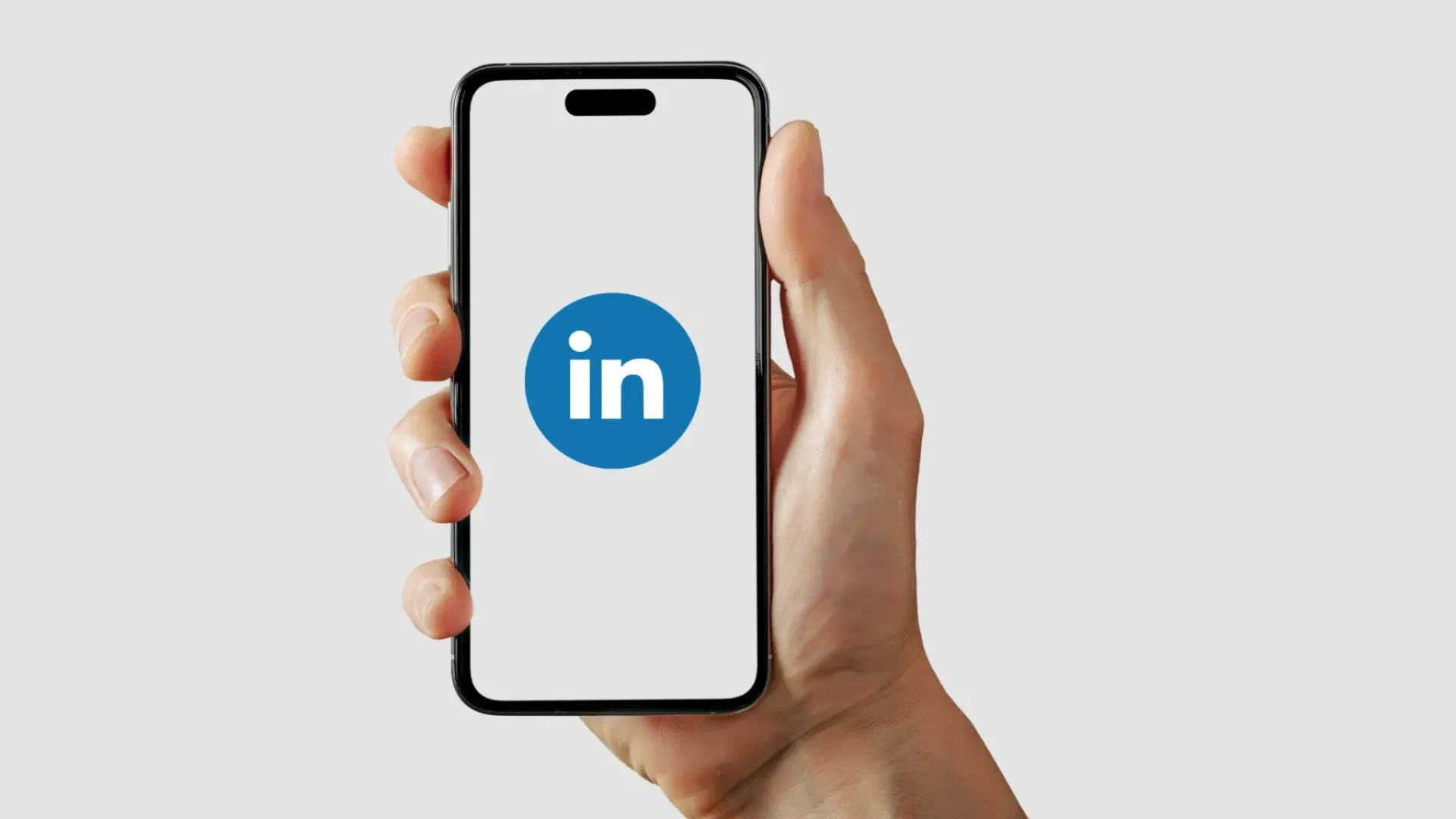 Hånd der holder mobiltelefon
