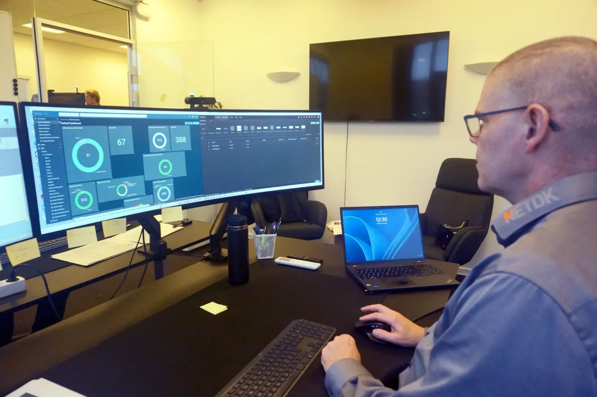 IT-specialist fra Netdk ved computeren