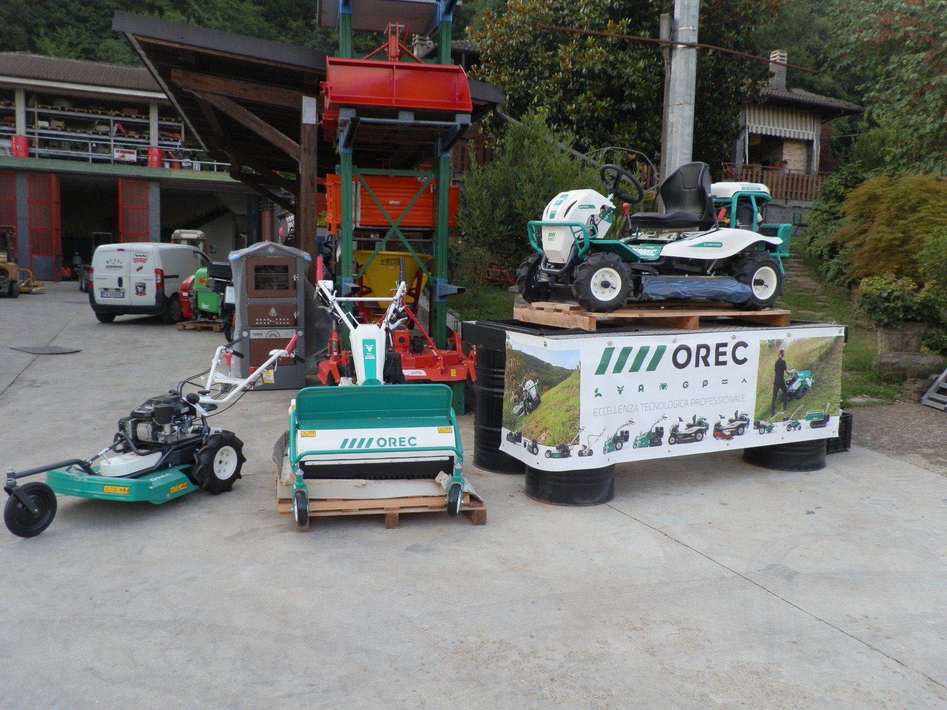 esterno del negozio con prodotti in primo piano