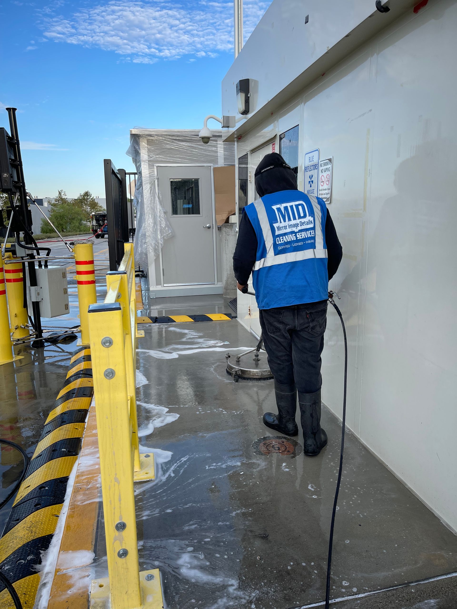 A man wearing a blue vest that says smd on it