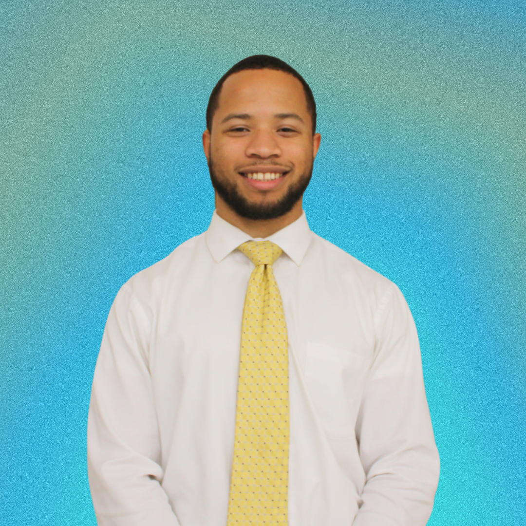 ألاكوا جاكوبس، منسقة التواصل الوطني - رقم داخلي 210 في مجموعة تيني ذ.م.م. - صورة شخصية احترافية لدليل الموظفين تُظهر ريادتنا في خدمات الضرائب والمحاسبة وتطوير الأعمال.