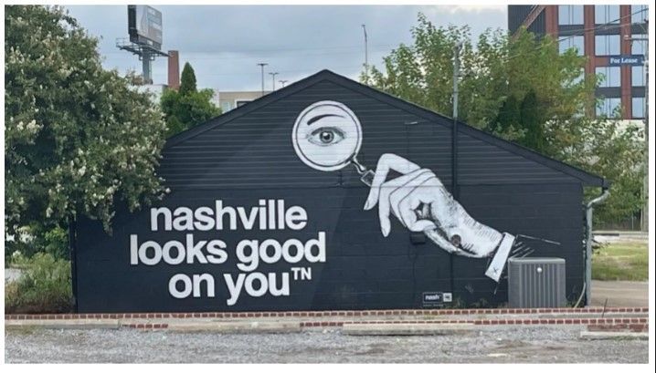 A large mural on the side of a building that says nashville looks good on you