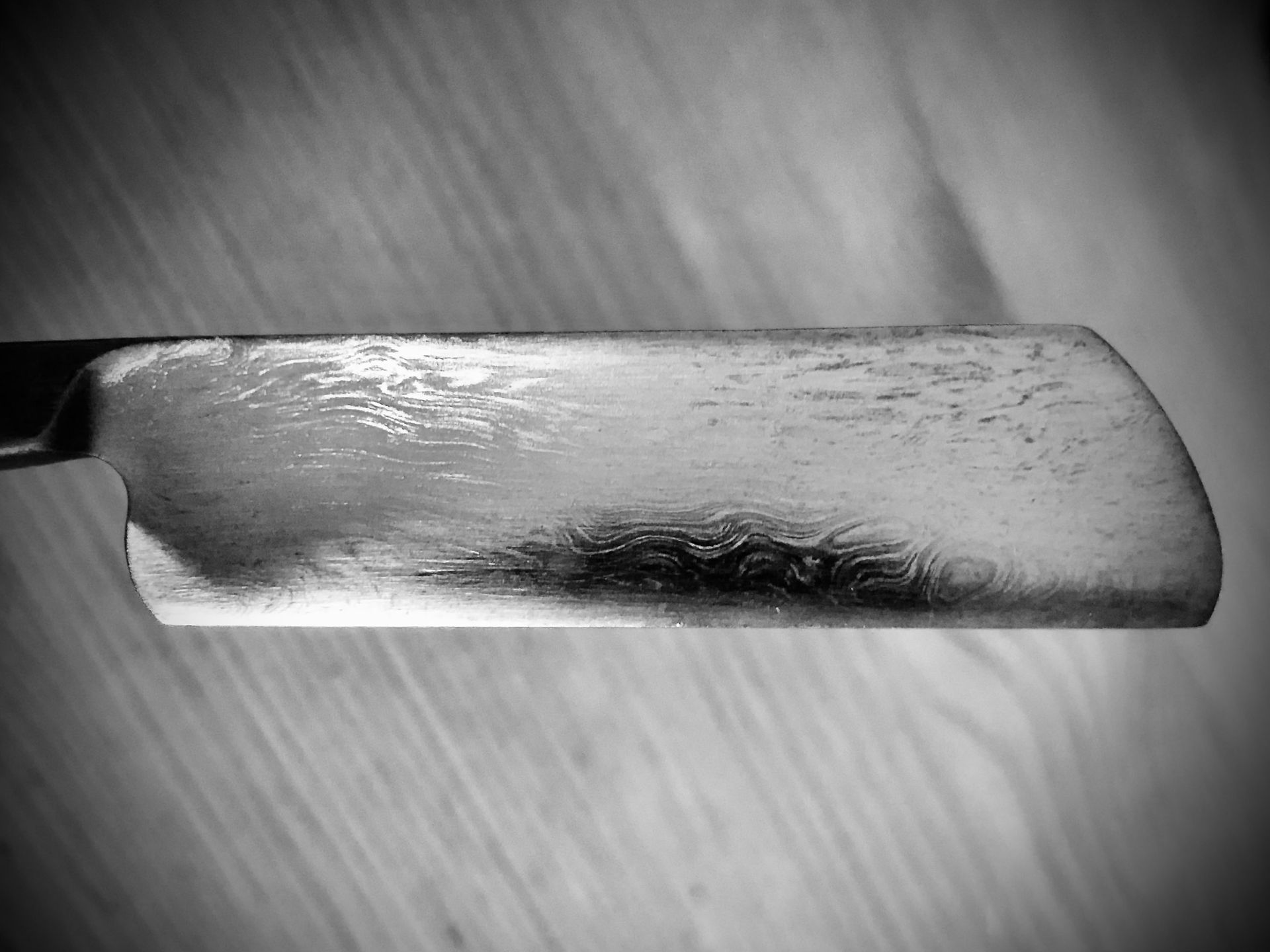 Alloy-banding, Strukturen im Stahl werden auf der Oberfläche sichtbar Alloy-banding