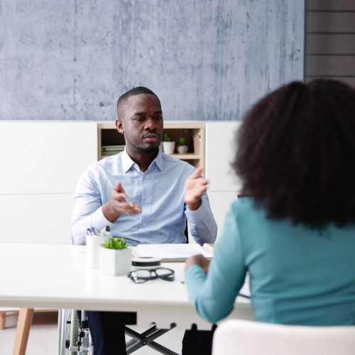 Un homme et une femme sont assis à une table et discutent