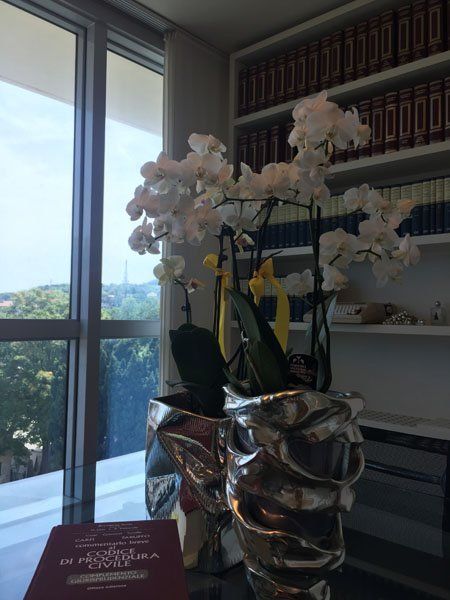 primo piano su un mazzo di fiori appoggiato sul tavolo in sala riunioni