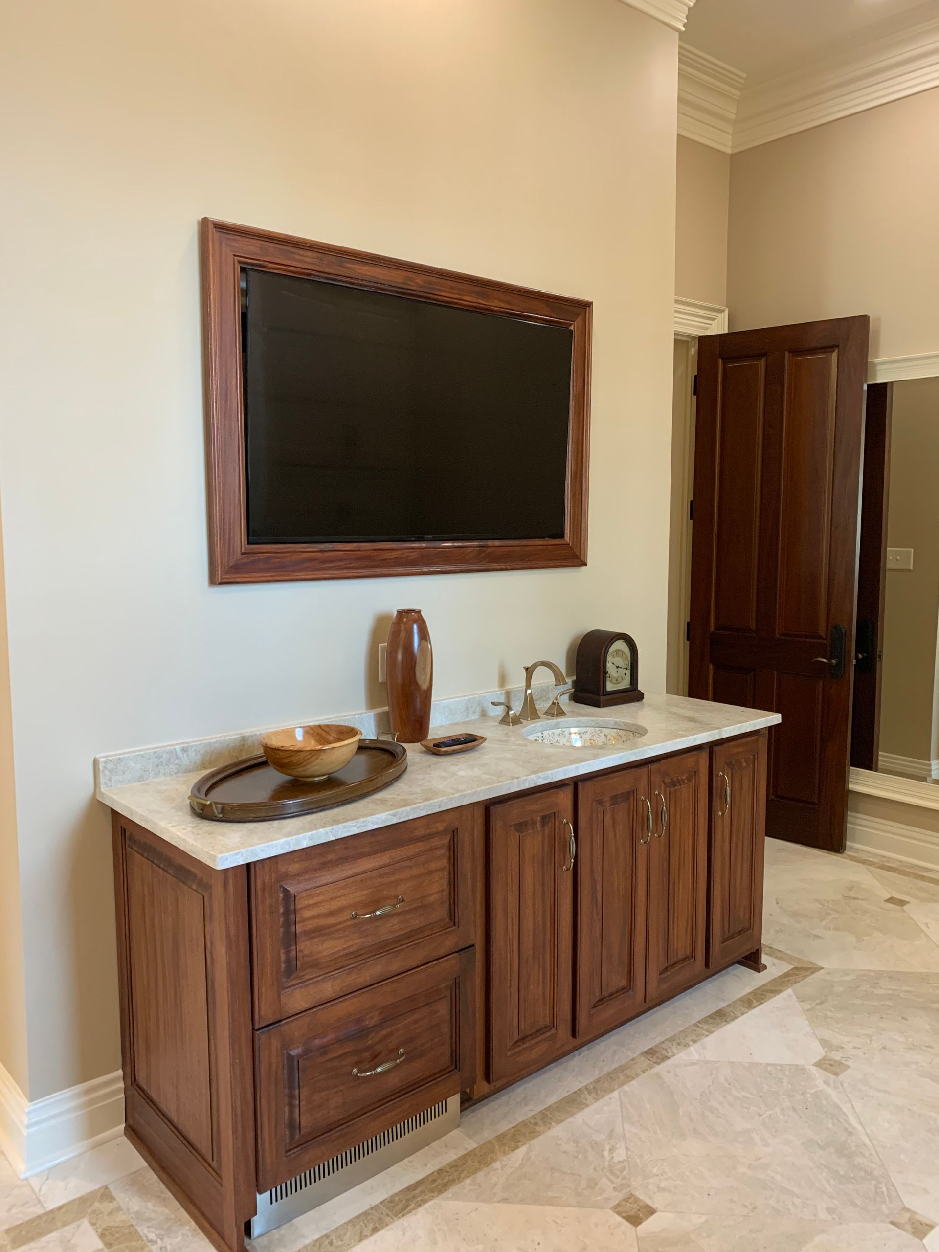 A bathroom with a sink and a mirror on the wall