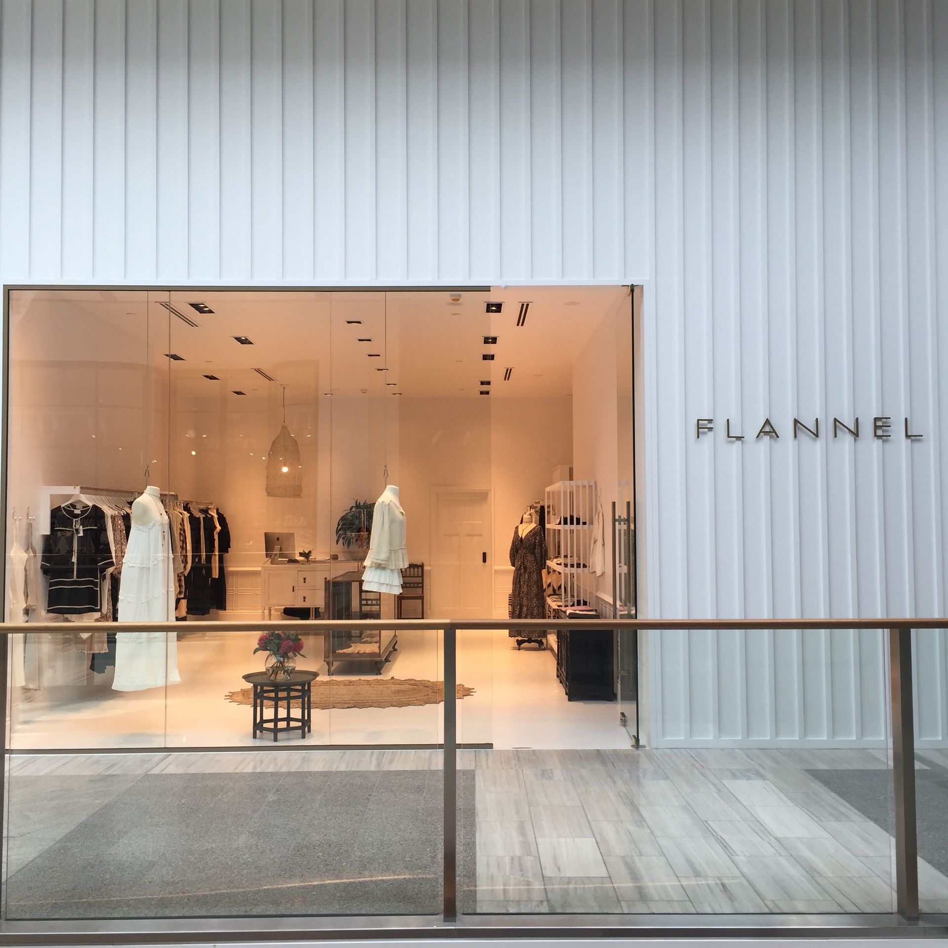 A store front with the word Zara on it