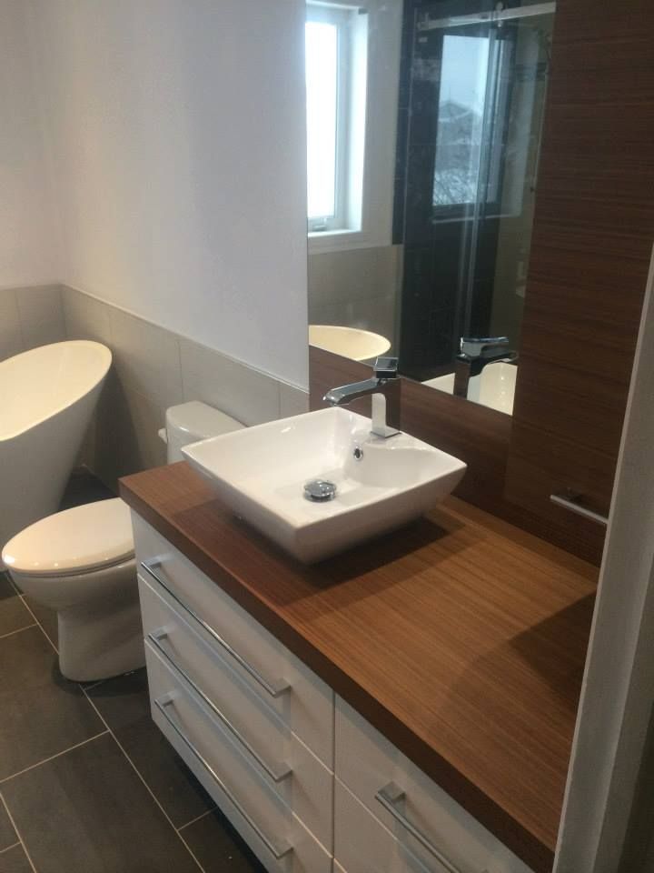 Une salle de bain avec lavabo , toilettes , baignoire et miroir