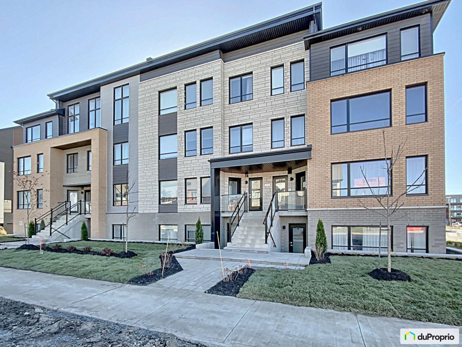 Un grand immeuble avec beaucoup de fenêtres et d'escaliers