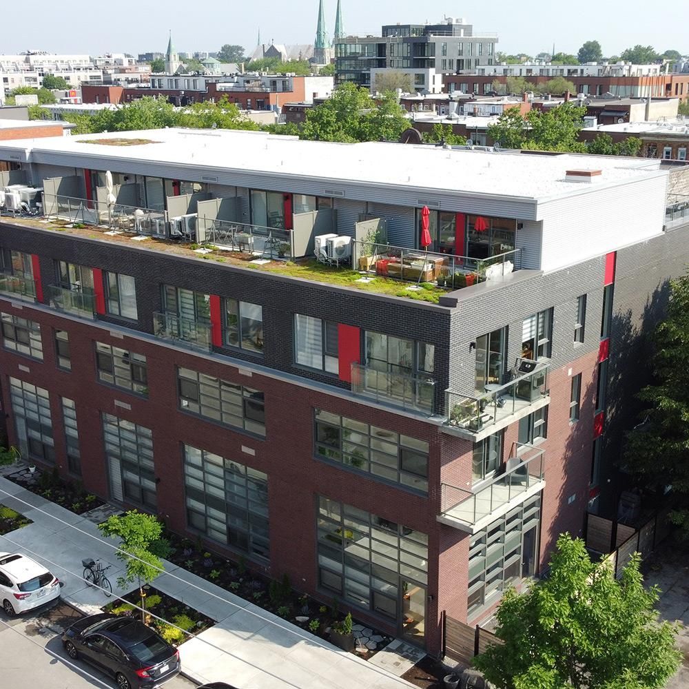 Une vue aérienne d'un grand bâtiment avec beaucoup de fenêtres