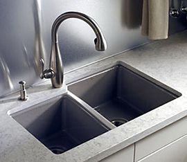 Un évier de cuisine avec un robinet en acier inoxydable et un distributeur de savon