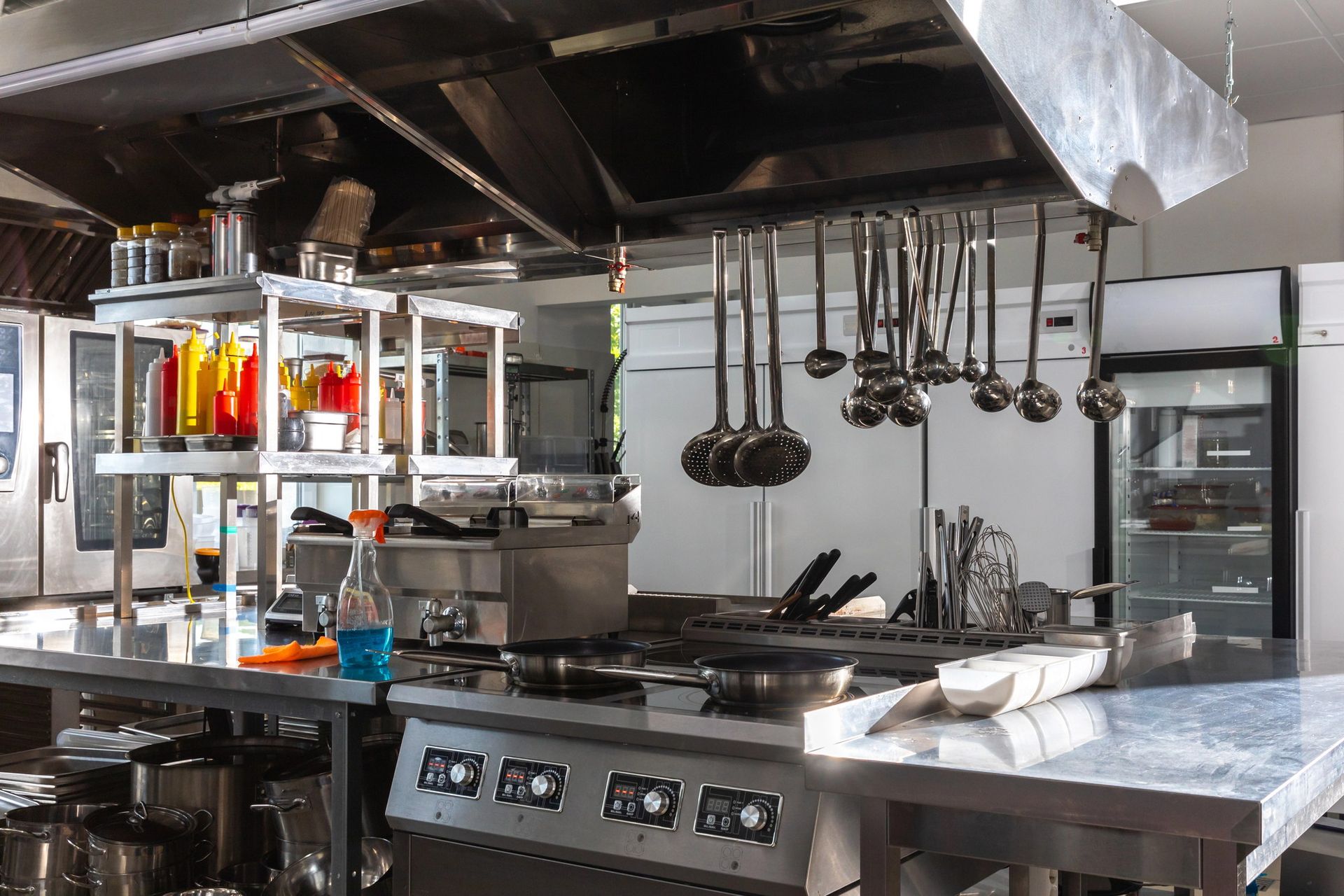 Cucina professionale dotata di frigoriferi in acciaio inox, forni industriali e piano cottura Nocera Superiore (SA) Assistenza Tecnica Nicolao 