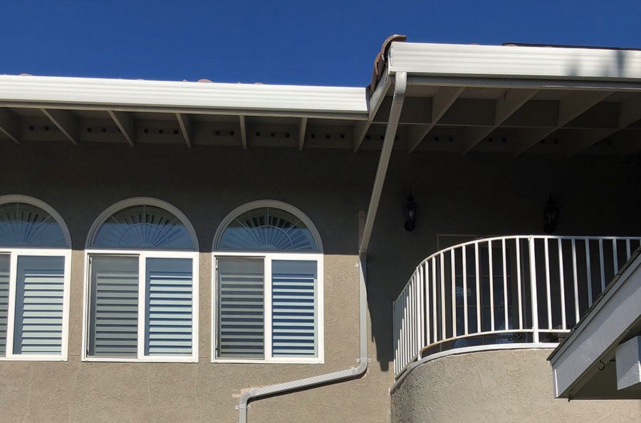 white seamless gutters