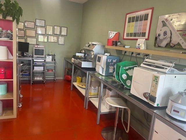 stanza con attrezzi e apparecchiature mediche