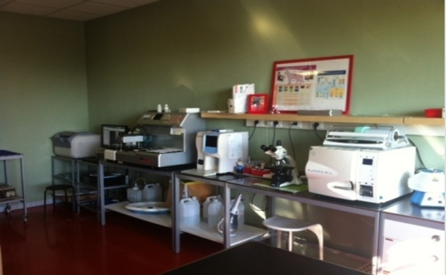 stanza con attrezzi e apparecchiature mediche