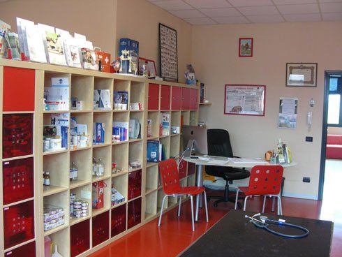 scaffale con prodotti all`interno