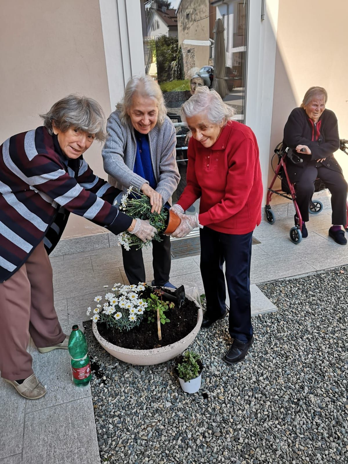 anziani della residenza Villa Silvana in provincia di Pavia in gita