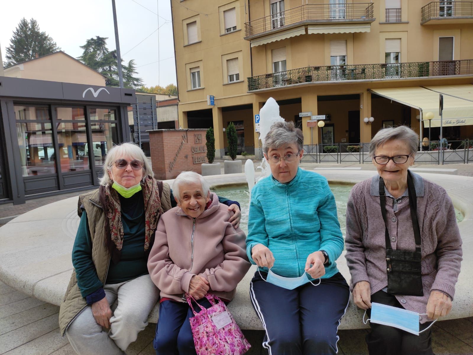 anziani che socializzano della Villa Silvana in provincia di Pavia