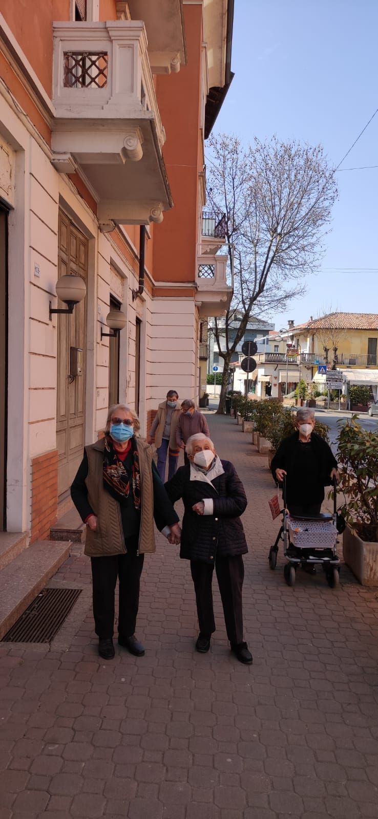 anziani della residenza Villa Silvana in provincia di Pavia in gita