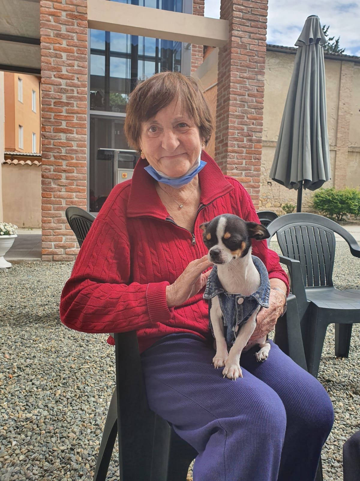 anziana che gioca con un cane