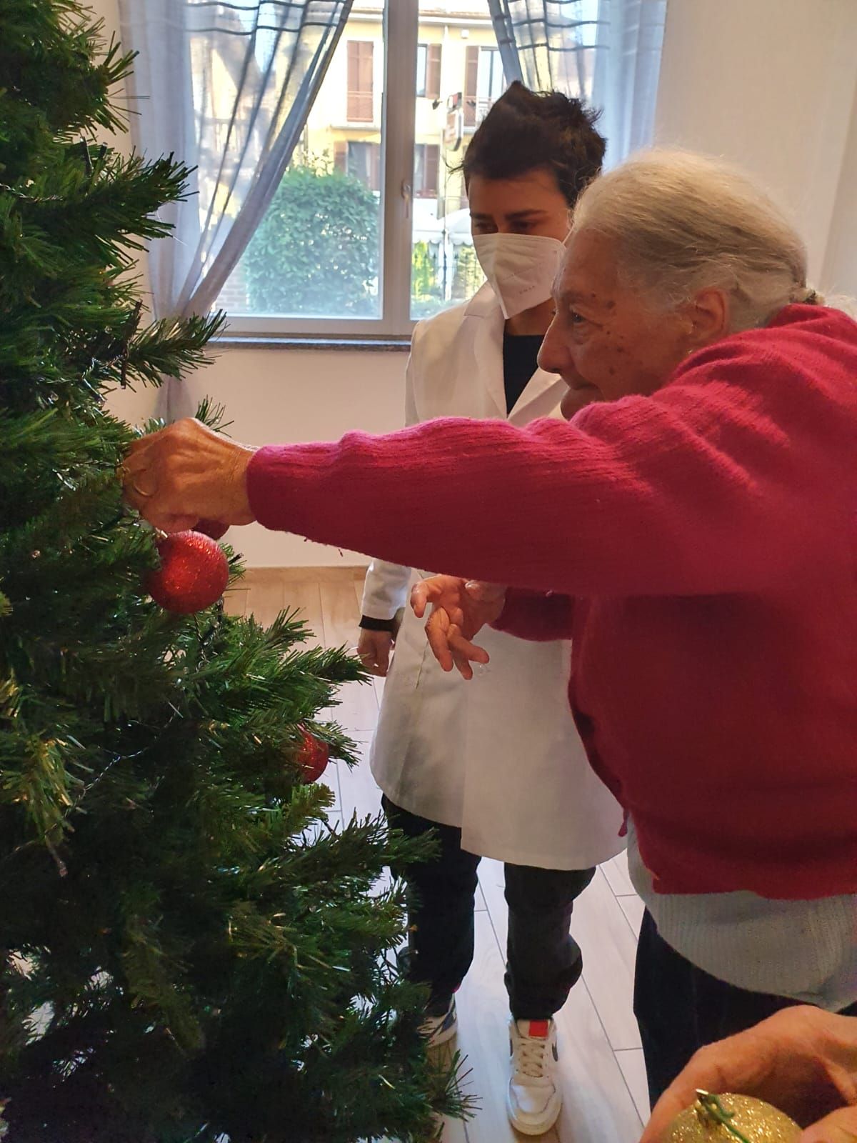 gli ospiti di residenza per anziani di Villa Silvana a Rivazzano Terme addobbano e festeggiano il Natale