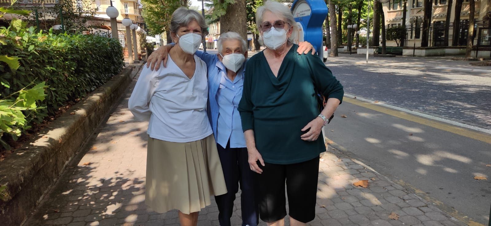 anziani della Villa Silvana in provincia di Pavia che svolgono attività all'aperto