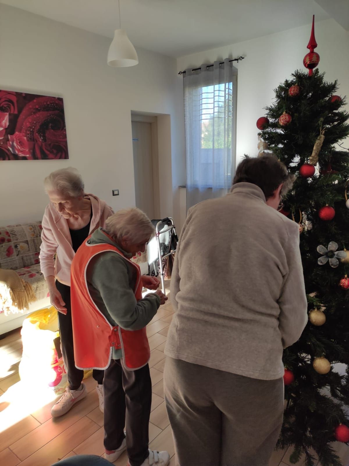 gli ospiti di residenza per anziani di Villa Silvana a Rivazzano Terme addobbano e festeggiano il Natale